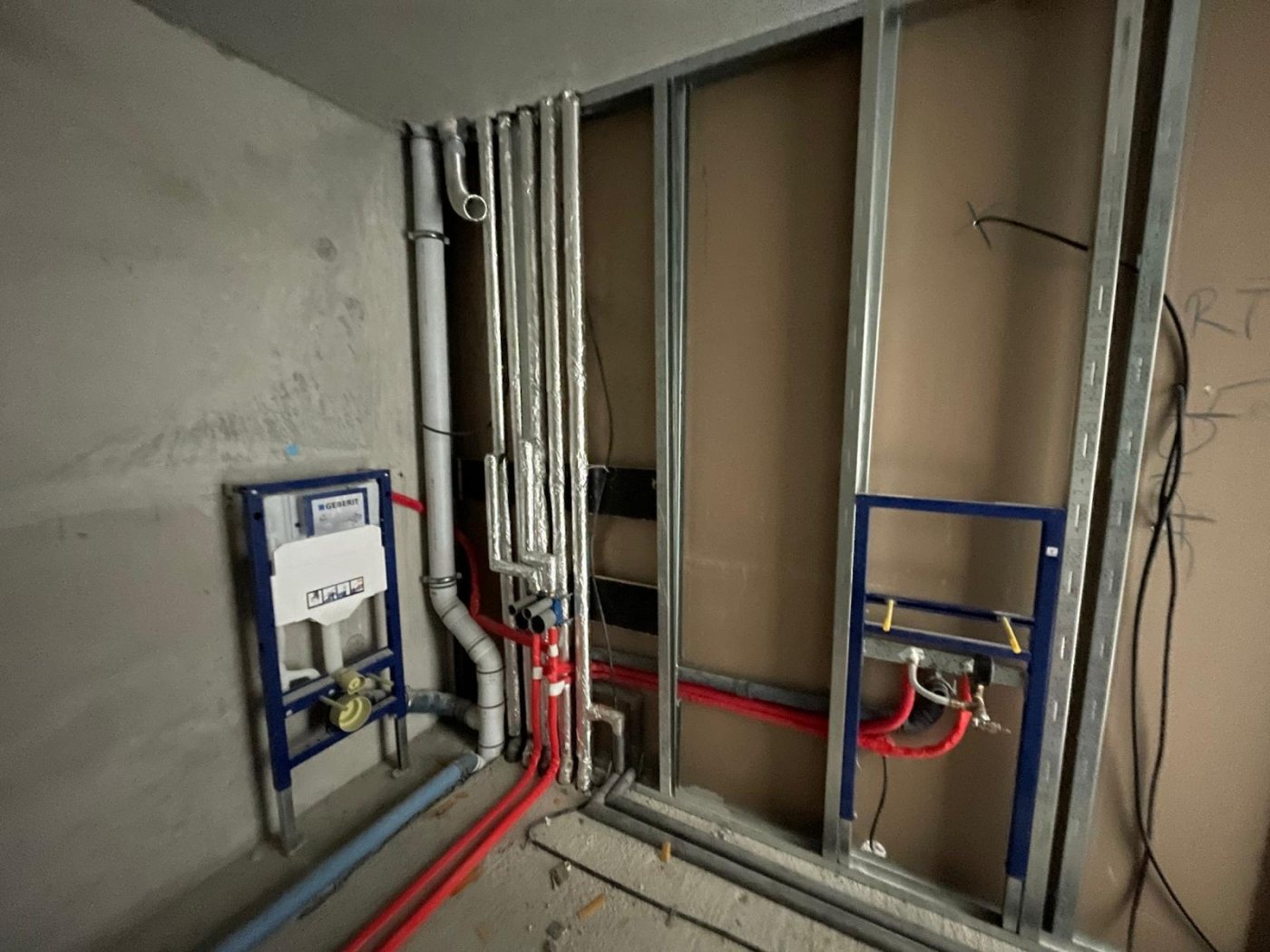 Sanitaer-Rohinstallation mit Wasserleitungen und Vorwandanschluessen